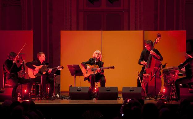 Mayte Martín y sus músicos, durante la actuación de anoche en la sala Unicaja de conciertos María Cristina./Álvaro Cabrera
