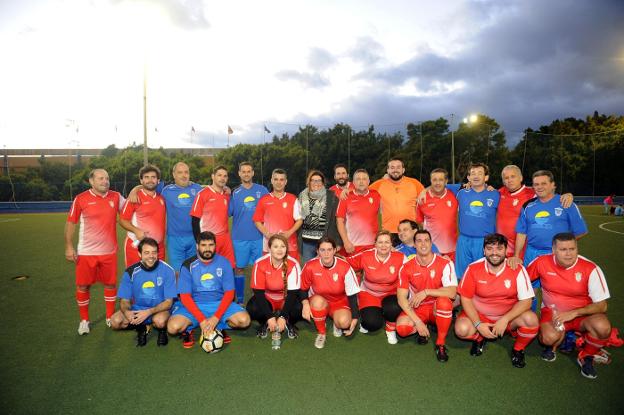 Participantes en el partido benéfico del pasado jueves. :: josele-lanza/