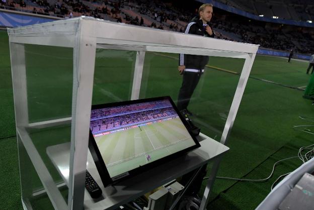 Instalación del VAR detrás del terreno de juego en el Mundial de Clubes celebrado el año pasado en Yokohama. :: TOSHIFUMI KITAMURA. afp/