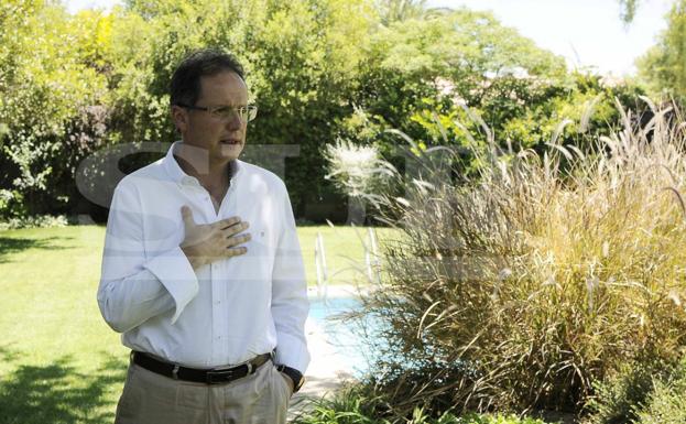 Carlos Fernández, en el jardín de su casa.