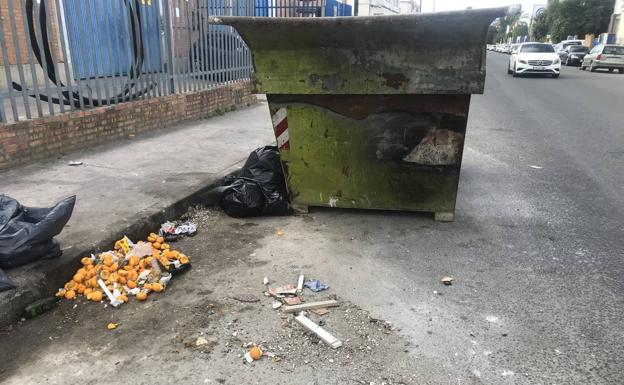 Los restos de escombros invaden la zona de la calzada junto a las cubas./