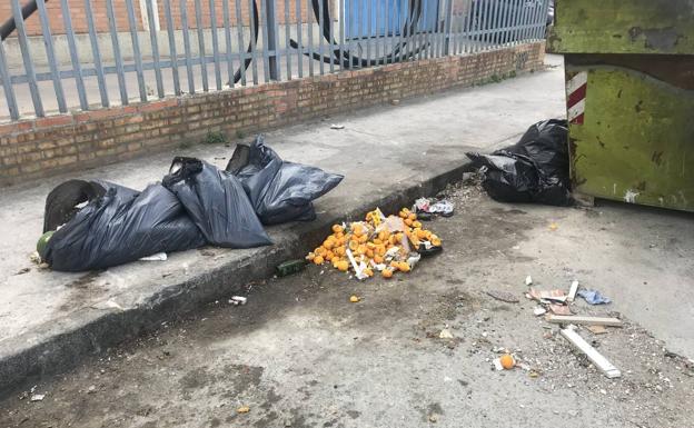 Bolsas de basura acumuladas en la acera.