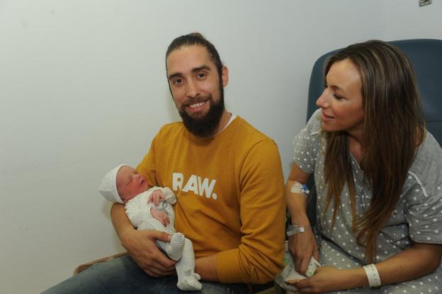 Diego Morales y Laura Alcántara, padres de León, el primer bebé nacido en el Costa del Sol en 2018. :: j.-lanza/