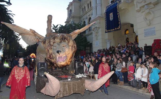 Carroza en la Cabalgata de Reyes del año pasado, delante del Ayuntamiento. :/Sur