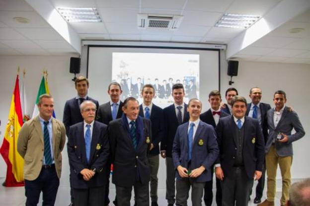 Foto entre los miembros de la RFAG y los premiados en la gala del pasado mes de diciembre. :: sur
/