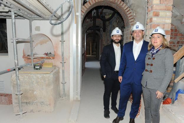 Miguel Cerván, director general de Rhône Property, en el centro, con su equipo. /Josele-Lanza -