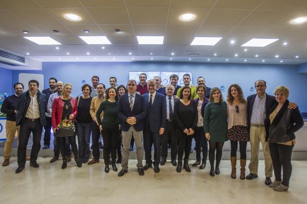 Dirigentes del PP, con los periodistas. :: fran acevedo
/