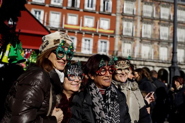 Varios turistas en la Plaza Mayor de Madrid durante el último puente de la Constitución. :: e. naranjo / EFE/