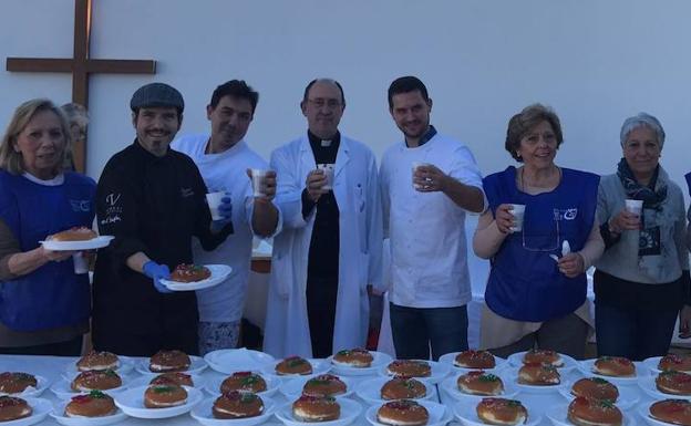 Los 3 chefs junto a los voluntarios en el centro malagueño San Juan de Dios/