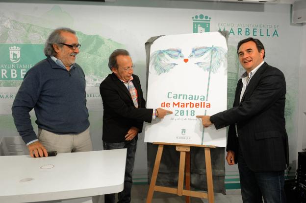 El presidente de la Asociación, el pregonero y el edil de Fiestas junto al cartel, obra de María Torres./Josele-Lanza -