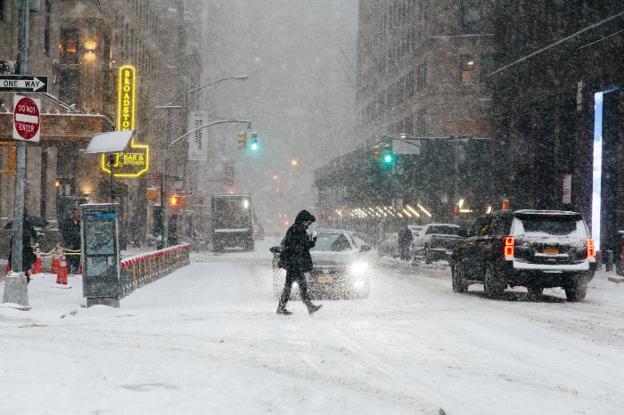 Imagen de una Nueva York envuelta en nieve, y que desde el día de Navidad no conoce temperaturas por encima de cero. :: alba vigaray / efe/