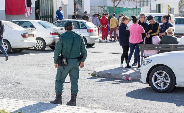 Un agente de la Guardia Civil custodia la barriada a la mañana siguiente de la reyerta. /Fernando Torres