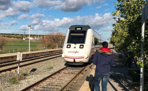El tren de media distancia Málaga-Sevilla, detenido esta tarde en la estación de Arahal./EFE