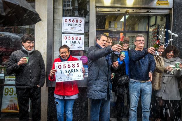 Propietarios y clientes celebran el primer premio de El Niño en la administración número 19 de Bilbao. :: YVONNE FERNÁNDEZ/
