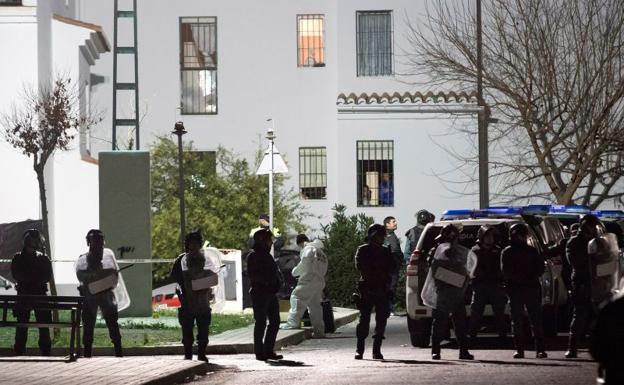 Despliegue policial en Coín tras la reyerta mortal./EFE