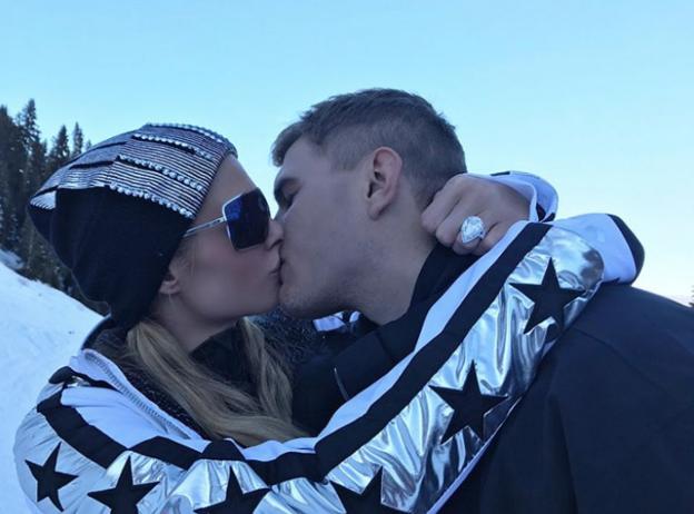 Paris Hilton, con el anillo visible en la mano, se besa con Chris Zylka en Aspen. /Instagram