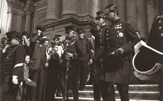 Málaga: El Rey (Alfonso XIII) saliendo de la Catedral. 17-10-1907. (negativo en vidrio)/Vicente Tolosa