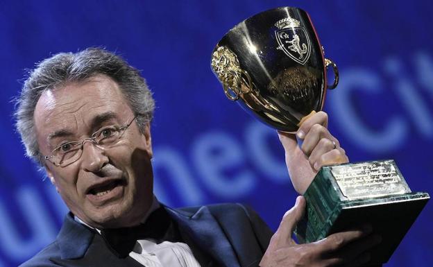 Óscar Martínez, con la Copa Volpi del Festival de Venecia por ‘El ciudadano ilustre’. /Efe