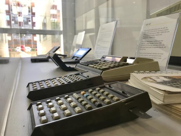 Ordenadores, placas de memoria, discos duros y calculadoras conforman el grueso de la exposición. :: p. M./