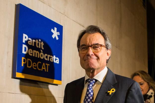 El expresidente de la Generalitat abandona ayer la sede del PDeCAT tras anunciar que dejaba la presidencia de la formación nacionalista. :: QUIQUE GARCÍA / EFE/