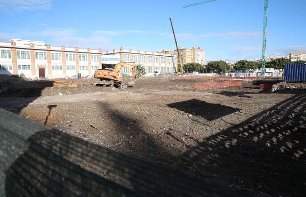 Movimiento de tierras para la realización de la plaza a espaldas de Tabacalera. :: salvador salas/