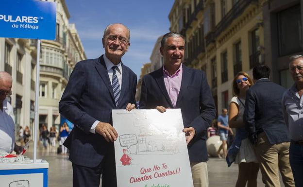 De la Torre y Bendodo, juntos en un acto en el Centro de Málaga. /Fran Acevedo