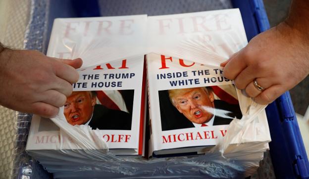 El libro sobre Trump llega a una librería de Liverpool. Arriba, Randall Hansen y su obra. :: reuters/