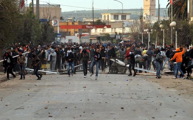 Las protestas, con duros enfrentamientos entre manifestantes y Policía, han dejado un muerto. :: efe/