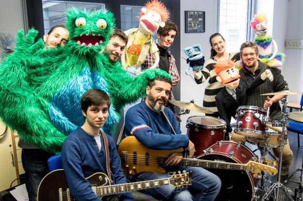 Elenco y músicos de 'El Guardián de los Sueños' durante un ensayo. /Fernando Torres