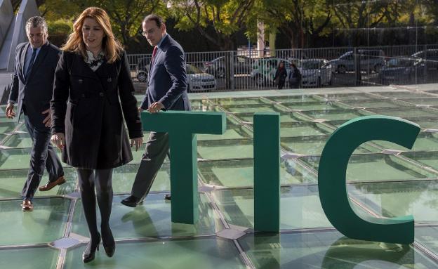 Las presidenta de la Junta, Susana Díaz; el consejero de Empleo, Javier Carnero, y el presidente de la CEA, Javier González de Lara, ayer. /Julio Muñoz. EFE