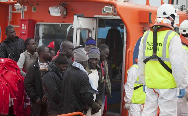 Los inmigrantes, a su llegada al Puerto de Málaga/A. Cabrera