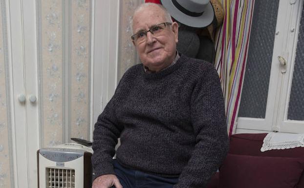 Juan Ramos, al lado de la única estufa que tienen en casa.