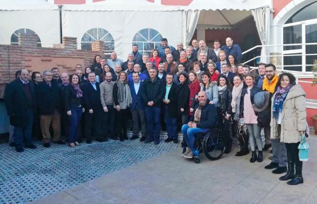 Ruiz Espejo con cargos socialistas de la Axarquía. /SUR