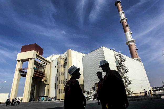 Trabajadores iraníes frente a la central nuclear de Bushehr, a unos 1.200 kilómetros al sur de Teherán. :: majid asgaripour / reuters/