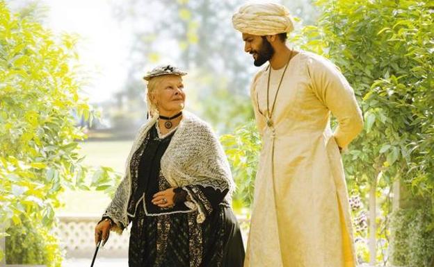 La reina Victoria y Abdul.