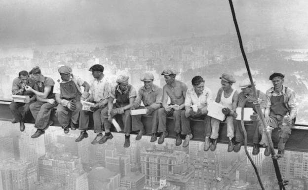 La legendaria fotografía ‘Almuerzo sobre un rascacielos’, de 1932. /Charlie Clyde Ebbets