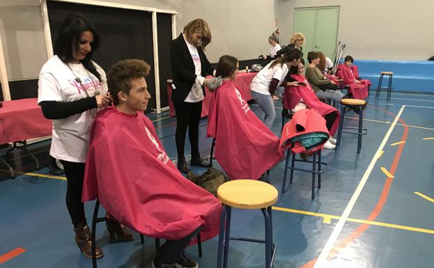 Un colegio se convierte en peluquería por una buena causa