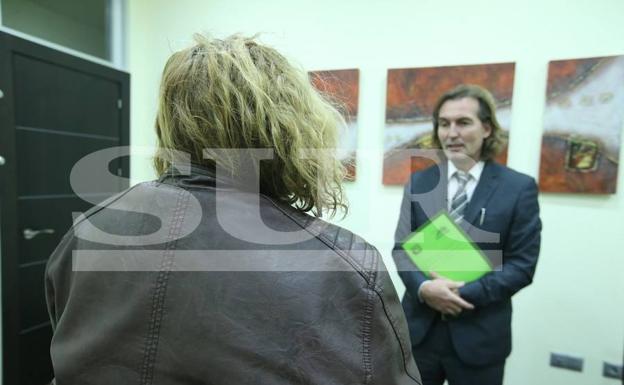 La madre del menor, con el abogado José Ignacio Francés/Fernando González
