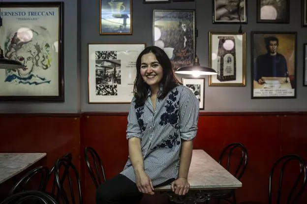 La escritora Elvira Valgañón, fotografiada en el café Bretón de  Logroño. :: justo rodríguez/