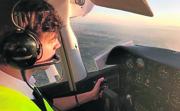 El joven aspirante a piloto, en pleno vuelo.