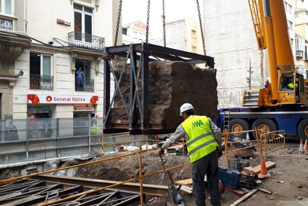 Un momento de los trabajos de extracción de la muralla. :: sur/