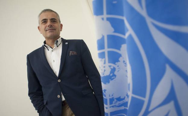 Andrade, en su despacho junto a la bandera de la ONU que Málaga podrá ondear en los actos de Naciones Unidas que organice. /Francis Silva