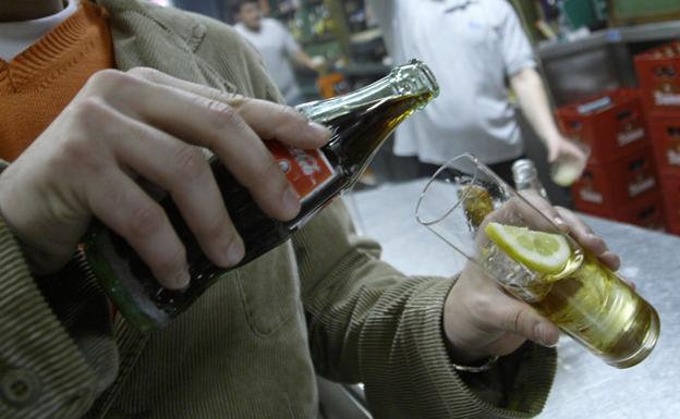 Un cliente se sirve una copa en un bar (archivo)./