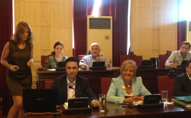 Casero, de pie, en un pleno la pasada legislatura. A la derecha arriba, Del Río, que entra como concejal. /P. R. Q.