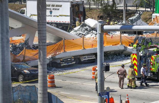 La estructura del puente atrapó a los coches que pasaban en ese momento por debajo, en la calle 8 de Miami. :: Joe Raedle / AFP/