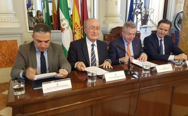 El presidente de la RTVE, José Antonio Sánchez, ha firmado este viernes con el alcalde, Francisco de la Torre, y el presidente de la Diputación Provincial, Elías Bendodo, el acuerdo para retransmitir las procesiones./Salvador Salas