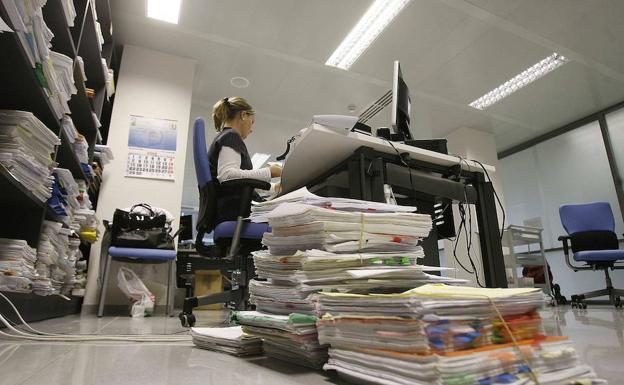 Imagen de archivo de uno de los juzgados mercantiles de Málaga, atestado de documentación./SUR