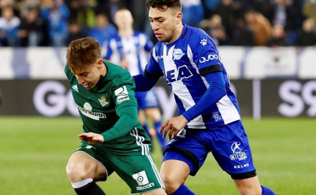 Francis Guerrero, en primer plano, se escapa de Munir, delantero del Alavés. (Archivo)/EFE
