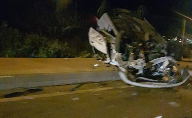 El vehículo siniestrado, volcado sobre la acera