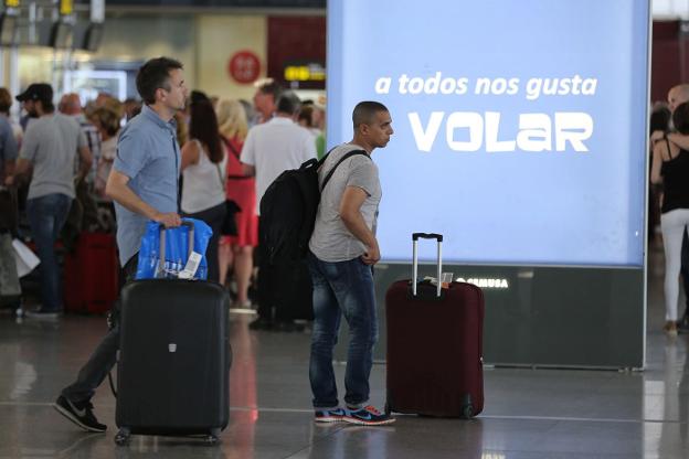Viajeros, en la T3 del aeropuerto de Málaga, para facturar sus equipajes./SUR